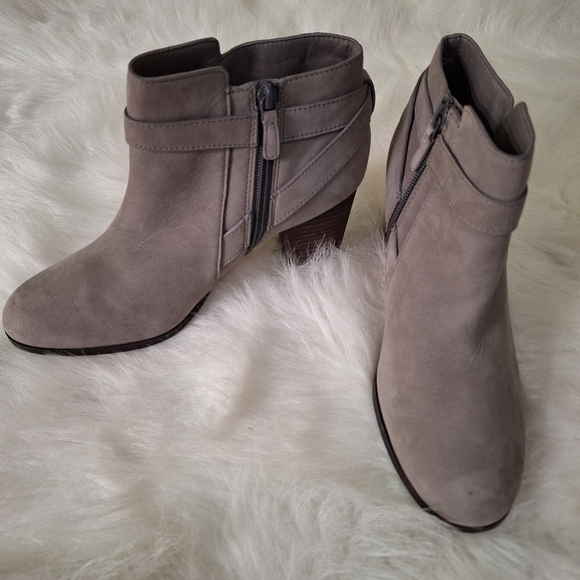 Cole Haan Grey Suede Leather Heeled Ankle Booties Sz 9B - Picture 3 of 11